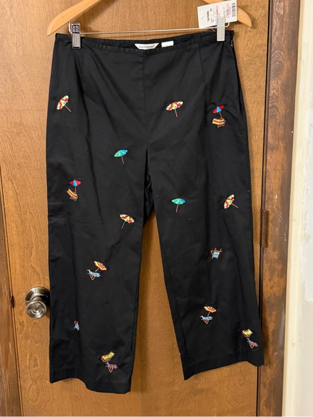 Richard Malcolm Ladies 10 Linen Capri Pants. Flat Front. Beach Embroidery
